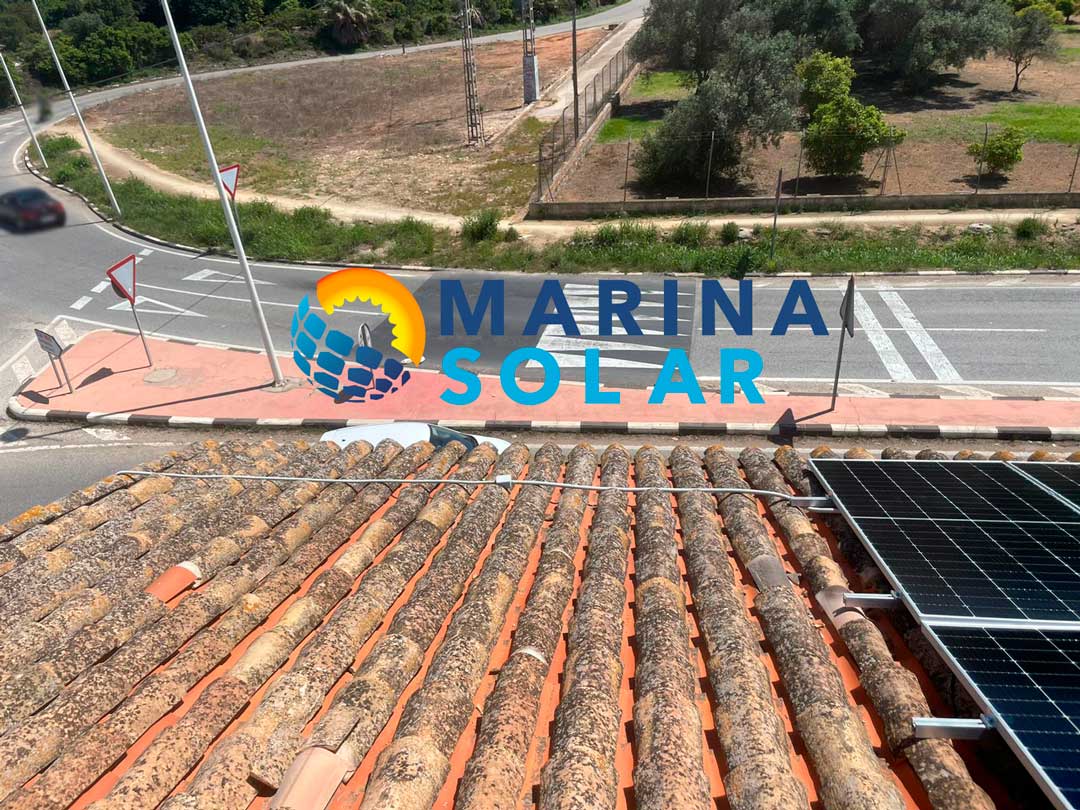 Instalación de paneles solares en tejado existente en Dénia una