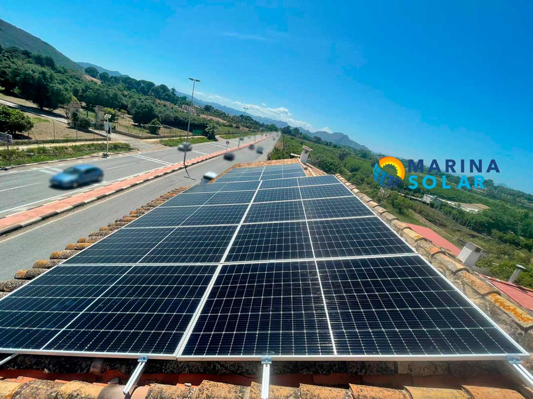 Instalación de paneles solares en tejado existente en Dénia: una alternativa sostenible y rentable para la generación de energía eléctrica en vivienda unifamiliar.