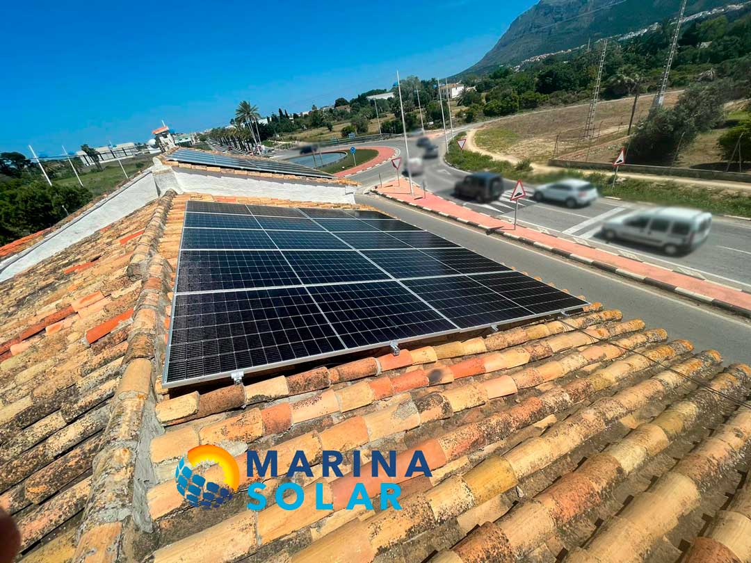 Instalación de paneles solares en tejado existente en Dénia: una alternativa sostenible y rentable para la generación de energía eléctrica en vivienda unifamiliar.