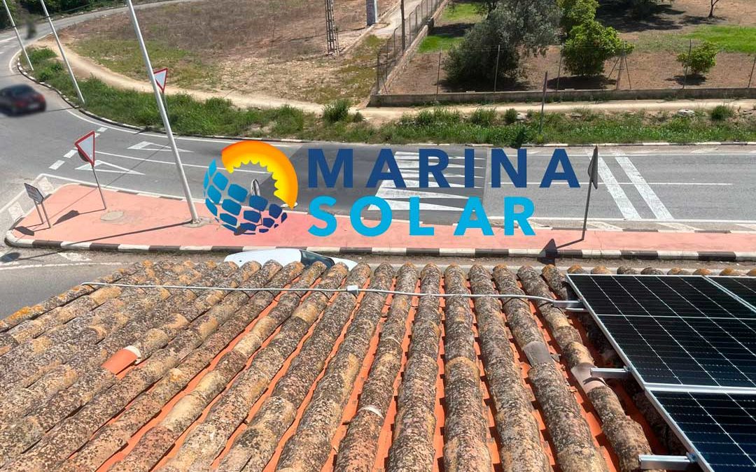 Instalación de paneles solares en tejado existente en Dénia: una alternativa sostenible y rentable para la generación de energía eléctrica en vivienda unifamiliar.